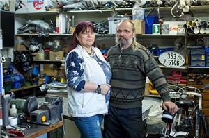 Fotografie von Gisela Gürtler, ein Mann und eine Frau vor einem Motorrad