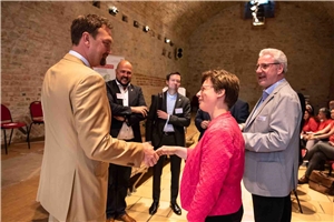 Caritasdirektorin Ulrike Kostka begrüßt Gregor Kempert, Bezirksstadtrat