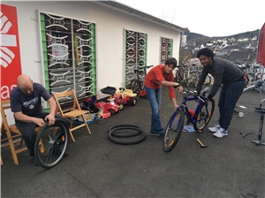 Menschen reparieren gemeinsam Fahrräder