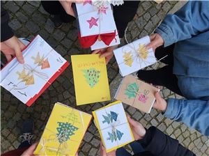 Aktion Brieftaube - Schüler_innen halten Briefe in den Händen