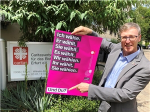 Caritasdirektor Wolfgang Langer mit Aktionsplakat zur Landtagswahl 2019
