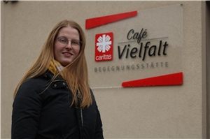 Katharina Pätzold vor Café Vielfalt