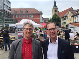 Mark Keuthen (rechts im Bild) auf dem Erfurter Anger mit Caritasdirektor Wolfgang Langer 