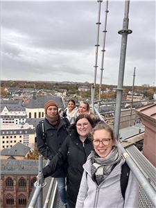 Gruppe Personen stehen oben auf dem Mainzer Dom