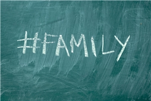 Familie Hashtag es handschriftlich mit weißer Kreide auf einer grünen Tafel