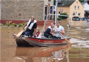 Mann im Boot in überschwemmten Gebiet