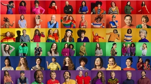 Fotomontage einer großen Gruppe von Einzelporträts, die eine Regenbogenflagge bilden, die eine multiethnische, gemischte Altersgruppe darstellt.
