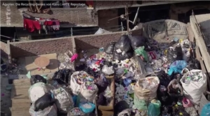 Gesammelte Mülltüten auf einem Hausdach in Kairo