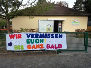 Auf einem großen Banner am Zaun des Kindergartens Maria Königin in Mainz-Drais steht 