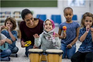 Eine Gruppe multiethnischer Kinder musiziert gemeinsam.
