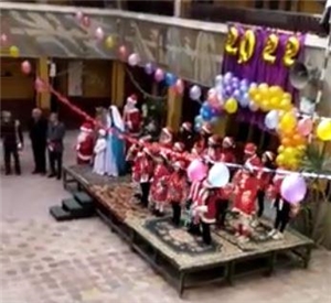Schülerinnen und Schüler der Mahaba School in Kairo stehen auf der Bühne und singen Weihnachtslieder.