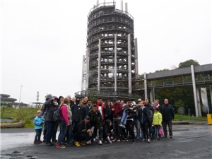 Gruppenfoto vor Turm