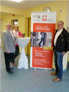 Wolfgang Frewer und Birgitta Brämer stehen mit Caritasdirektor Ulrich Kemner an einem Stehtisch