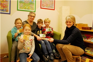 von links nach rechts: SPEM-Leiterin Doris Salewski �berreicht zusammen mit Kindern die Spende an Ulrike Langer, Leiterin vom Frauenhaus