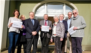 Das Kuratorium vom Barbaramahl Ruhr überreicht eine Spende an die Bochumer Hospiz-Organisationen 