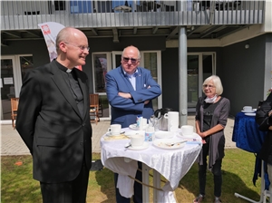Bischof Overbeck unterhält sich im Garten vom Blomenberg-Haus mit Caritas-Vorstand Hans-Werner Wolff, einer Bewohnerin und der Einrichtungsleitung Thomas Kahlert