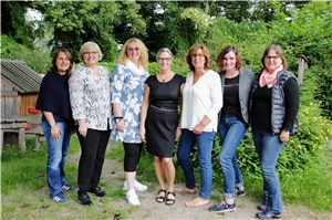 SPEM - Dienstjubiläum Doris Salewski Doris Salewski, Leiterin der SPEM, steht inmitten der anderen Leiterinnen der Caritas-Kindertageseinrichtungen in Bochum und Wattenscheid