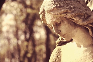 Ein Engel aus Stein auf dem Friedhof