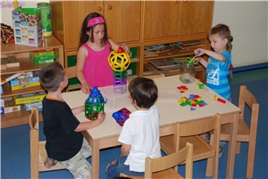 Mehrere Kinder spielen an einem Tisch