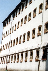 Ein Gebäude der JVA Bochum mit Gitterfenstern