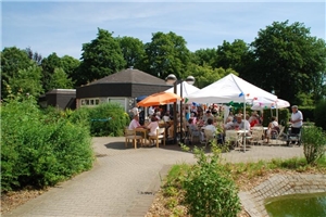 Glücksburger Straße - Sommerfest Im Hof der Seniorenwohnanlage sind Tische und Bänke für ein Fest aufgebaut
