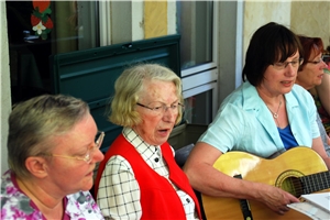 Kaiseraue Zwei ältere Damen sitzen im Sommer auf der Terrasse von der Seniorenbegegnungsstätte Kaiseraue und singen