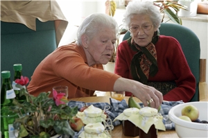 Tagespflege - Seniorinnen beim Obst-Schälen