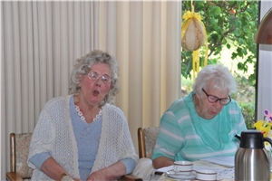 Zwei ältere Damen beim Singen