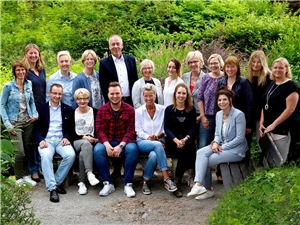 Gruppenfoto mit den 18 Mitarbeitenden in der Zentralverwaltung