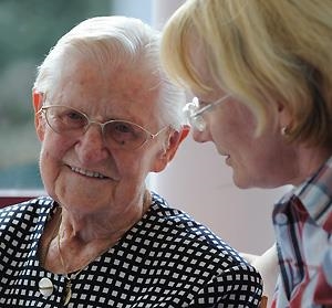 CariFair Eine ältere Dame mit ihrer Haushaltshilfe