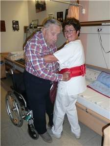 Der Bewohner Wolfgang Heiland zeigt gemeinsam mit Beate Peddinghaus der Trainerin für Pflegehilfsmittel, wie diese den Alltag erleichtern