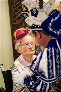 Stadtprinz begrüßt älteste Bewohnerin Gertrud Kamyczek bei der Begrüßung durch den Statprinzen