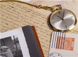 eine Uhr, alte Briefe und Fotografien