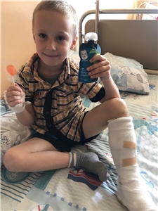 verletzter Junge im Krankenhaus in Lwiw Ukraine