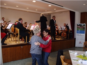 Tanzende Gäste bei der 20 Jahre Seniorengruppe Tanzende Gäste bei der 20 Jahre Seniorengruppe