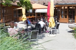 Senioren auf der Besucherterasse Senioren auf der Besucherterasse