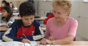 Flexible Nachmittagsbetreuung, Schulkindbetreuung Schulkind, das bei den Hausaufgaben unterstützt wird.