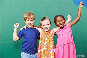 Jubelnde Kinder Jubelnde Kinder
