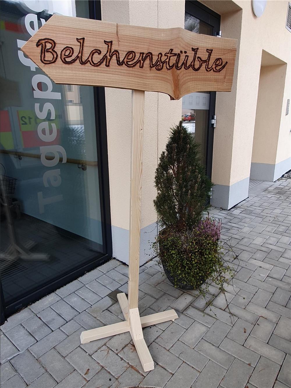 Tagespflege Münstertal – St. Benedikt: Neues Schild „Belchenstüble