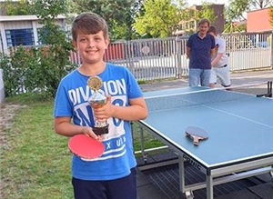 Der glückliche junge Gewinner beim Tischtennis zum Patronatsfest