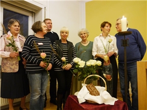 Ehrenamtliche werden zum Elisabeth-Tag mit einer Rose geehrt