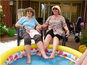 Seniorinnen am Pool
