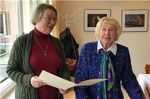 100. Geburtstag Henni Alexy - 005 - Ortsamtsleiterin Annemarie Czichon gratuliert Henni Alexy zum 100. Geburtstag.