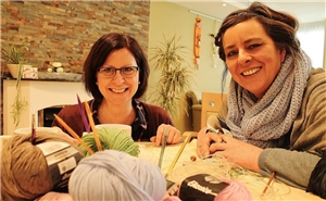 Jutta Hillebrand-Morgenroth (l.) und Sabine Mischke vom Caritasverband Brilon bieten Liebhabern von Handarbeiten aller Art ein offenes Forum.	