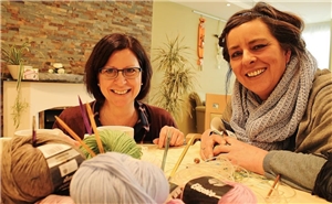 Kreativwerkstatt Auftakt Jutta Hillebrand-Morgenroth (l.) und Sabine Mischke vom Caritasverband Brilon bieten Liebhabern von Handarbeiten aller Art ein offenes Forum.