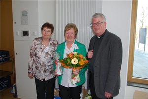 Dankesworte zum Abschied: Annette Scherl (stellv. Vorsitzende, l.) und Dechant Michael Kleineidam verabschiedeten Annegret Schirm nach 13 Jahren als Vorsitzender der CKD-Region Brilon-Marsberg.