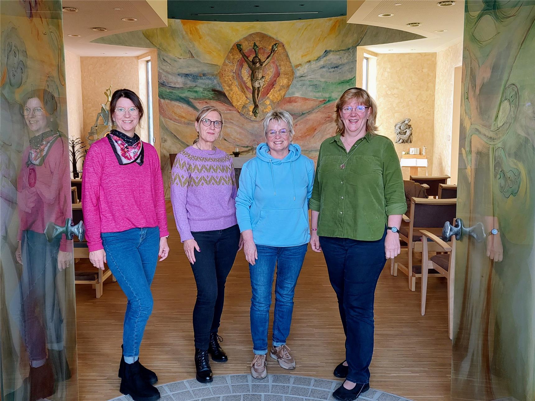 Vier Frauen stehen vor dem Eingang der St. Engelbert Kapelle in Brilon. Sie laden zum ersten Adventszauerb im St. Engelbert-Quartier ein.