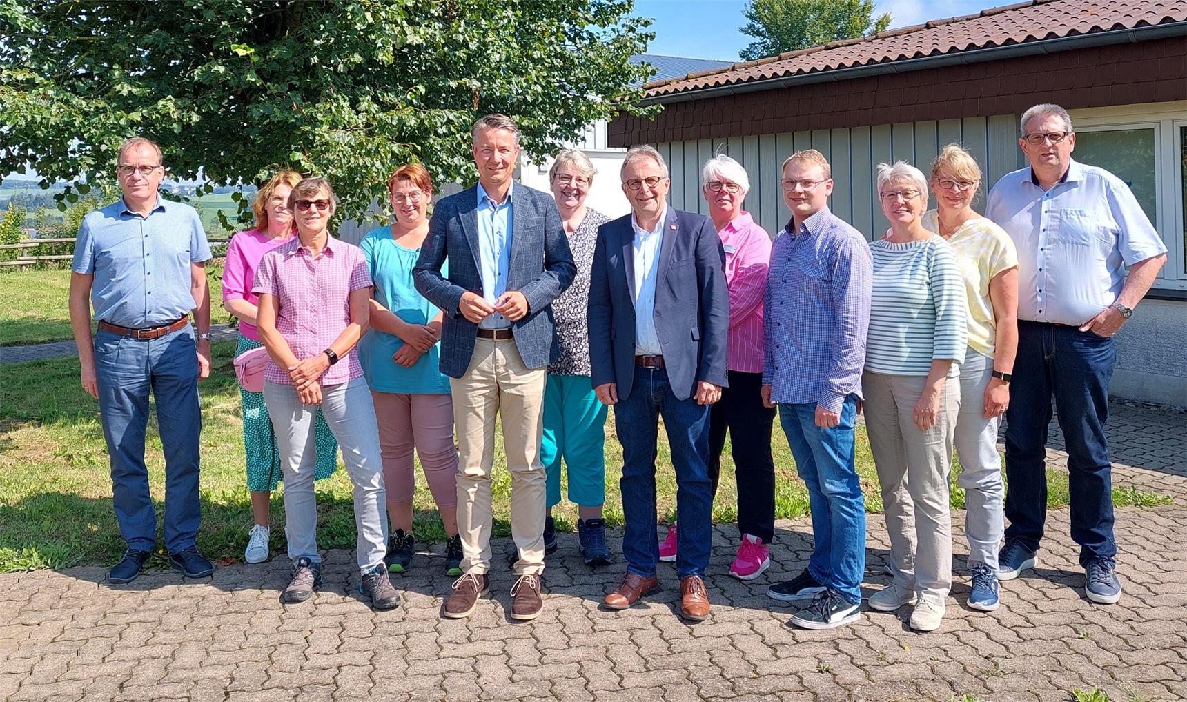 CDU Landtagstageordneter Matthias Kerkhoff auf einem Gruppenbild mit Mitarbeiter*innen des Caritasverbandes Brilon