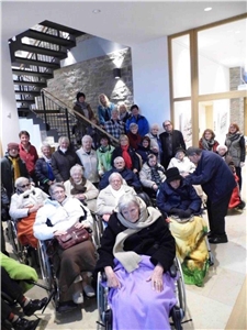 Bewohner des Caritas Seniorenzentrum St. Josef besuchen Bürgermeister Michael Kronauge im Rathaus Hallenberg