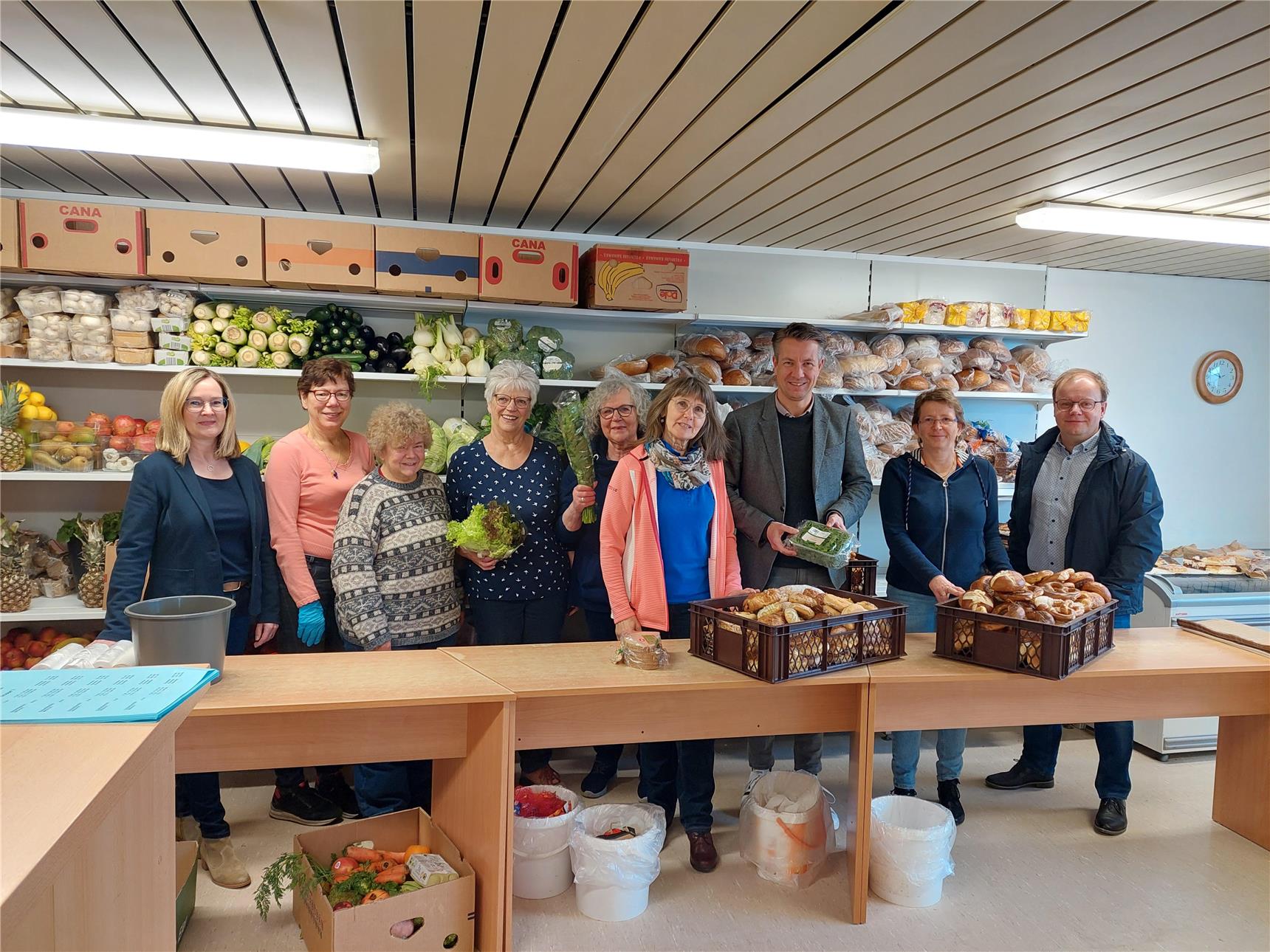 CDU-Landtagsabgeordneter Matthias Kerkhoff besucht den Warenkorb Brilon